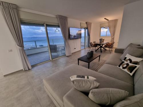 Beachfront Gallery in عكا