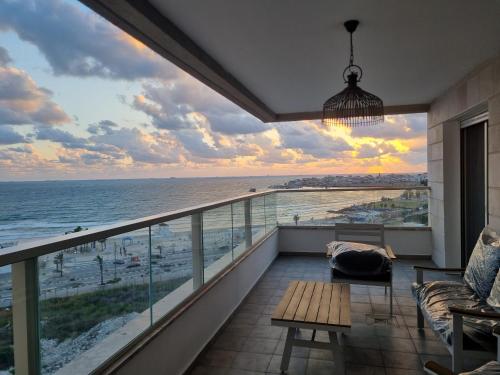 شرفة/ تراس, Beachfront Gallery in عكا