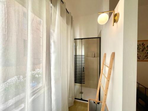 Zuhanyzó, La casa di nonna in Agrigento