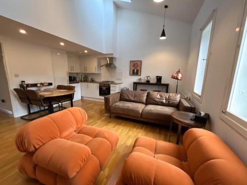 2 Bed 2 bath with Private Parking 1
