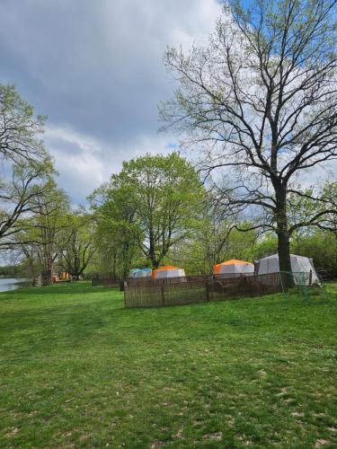 Šeberák - ubytování v chatičkách a v luxusních stanech Šeberák - ubytování v chatičkách a v luxusních stanech