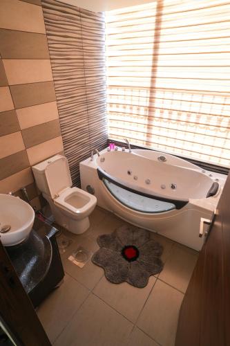 Banheira de hidromassagem, Hotel and Restaurant Shallalat Anjar in Aanjar