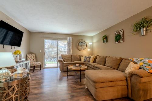 Walk-In - Near the 76 Strip - Outdoor Pool - FREE TICKETS INCLUDED - V2961-2, Branson
