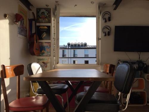 Sunny and serene hideaway in central Paris with AC