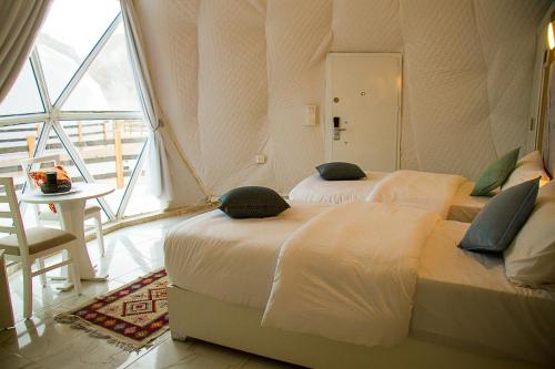 Twin Room with Balcony image 10