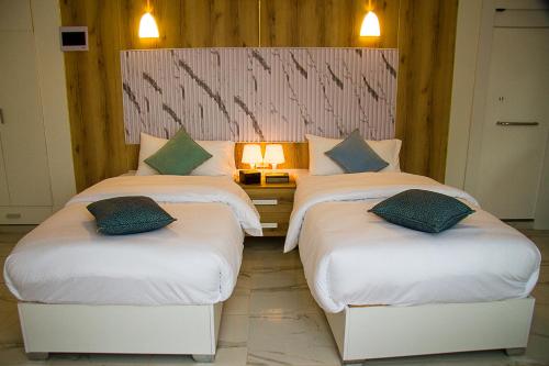 Twin Room with Balcony image 8