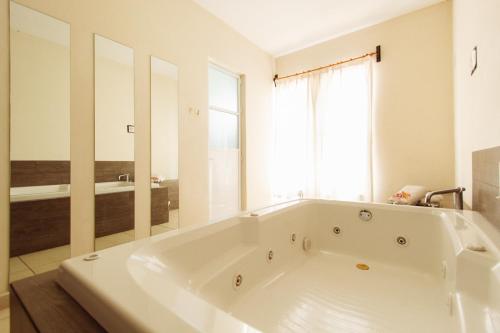 Bathroom, Hotel Guiva San Pablo in San Pedro