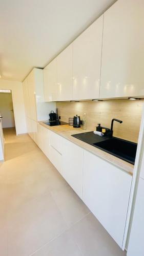 Bain De Soleil refait à neuf, bord de plage et piscine, proche de Saint Tropez Bain De Soleil refait à neuf, bord de plage et piscine, proche de Saint Tropez