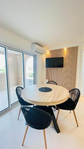 Bain De Soleil refait à neuf, bord de plage et piscine, proche de Saint Tropez Bain De Soleil refait à neuf, bord de plage et piscine, proche de Saint Tropez