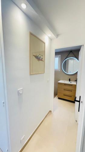 Bain De Soleil refait à neuf, bord de plage et piscine, proche de Saint Tropez Bain De Soleil refait à neuf, bord de plage et piscine, proche de Saint Tropez