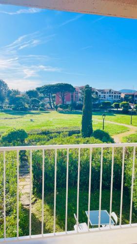 Bain De Soleil refait à neuf, bord de plage et piscine, proche de Saint Tropez Bain De Soleil refait à neuf, bord de plage et piscine, proche de Saint Tropez