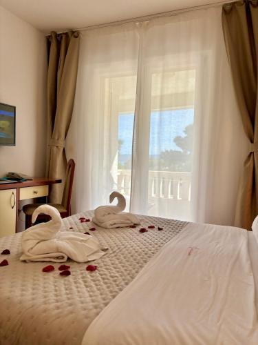 Double Room with Balcony image 7