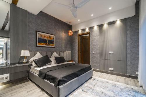 One-Bedroom Apartment image 2