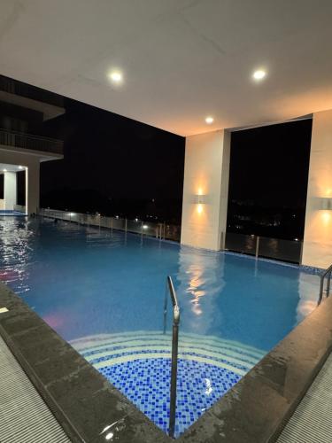 Swimming pool, Cozy Staycation Studio in Iloilo by Alfasuite Iloilo near Amosup Seamen's Hospital