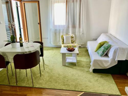 One-Bedroom Apartment with Balcony room in Apartments with parking space Korcula - 24058