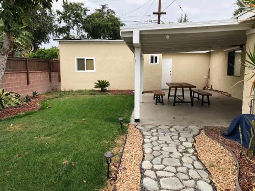 10 minutes away to Disneyland or Knotts in Fullerton