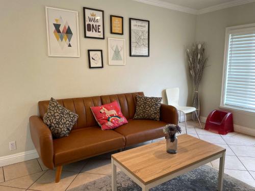 10 minutes away to Disneyland or Knotts in Fullerton