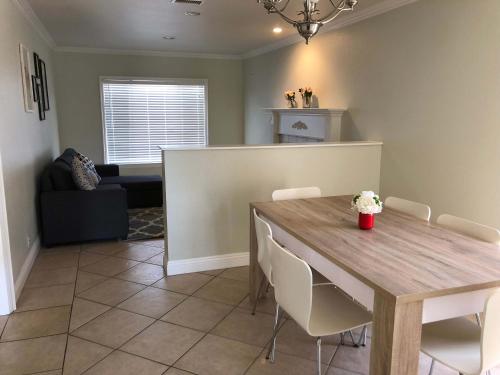 10 minutes away to Disneyland or Knotts in Fullerton