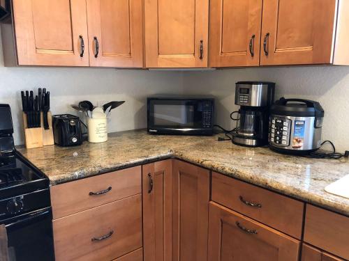 10 minutes away to Disneyland or Knotts in Fullerton