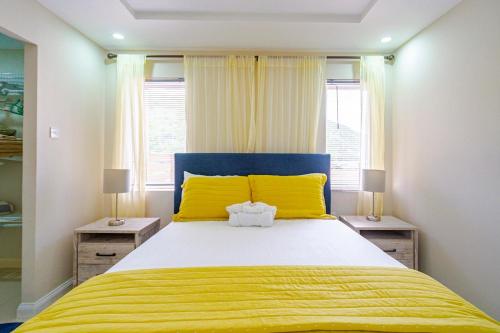 Oceanfront & Mountain View XL Balcony 2BR 2 Bath in 포트모어