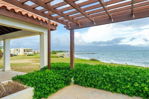Oceanfront & Mountain View XL Balcony 2BR 2 Bath in 포트모어