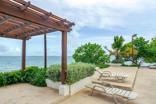Oceanfront & Mountain View XL Balcony 2BR 2 Bath in 포트모어