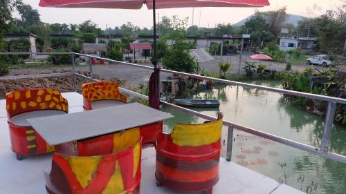 Restaurant, Check-In Resort in Mueang Chai Nat