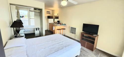 Twin Lakes Inn - image 10
