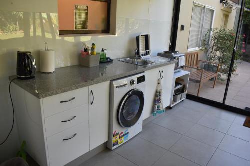 مطبخ, Garden Hideaway-Entirely Private in Hills District