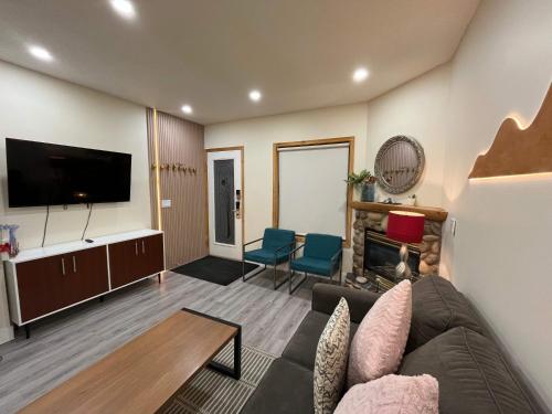 674330738 Banff Wood lodge