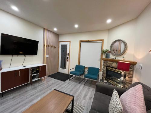 674330745 Banff Wood lodge