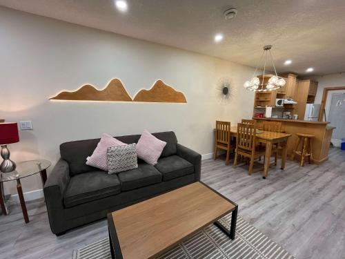 674330751 Banff Wood lodge