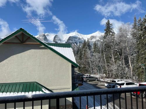 674330776 Banff Wood lodge