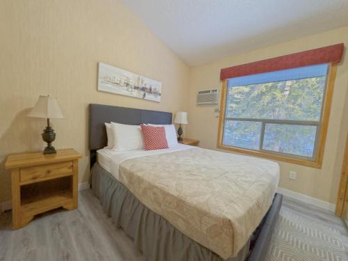 674332121 Banff Wood lodge