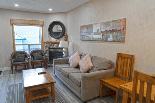 674333943 Banff Wood lodge