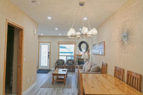 674333946 Banff Wood lodge