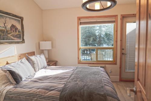 674333956 Banff Wood lodge