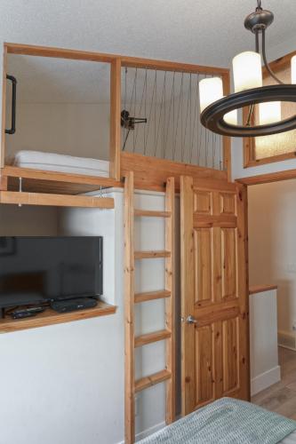 674333961 Banff Wood lodge