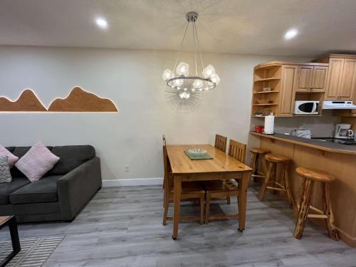 674346660 Banff Wood lodge