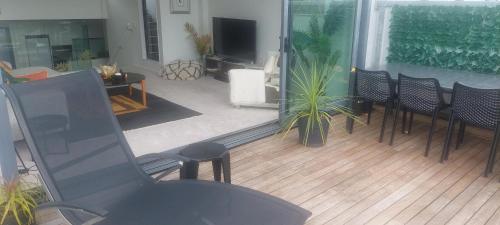 Stylish and central home with stunning views, Окленд (фото 9)