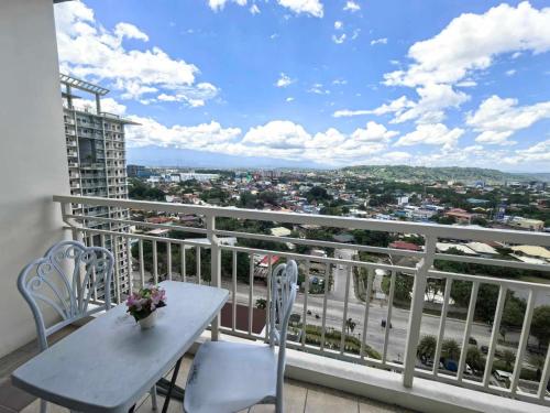 Eagle's Nest Suite with Netflix near Yellowfin Seafood Restaurant