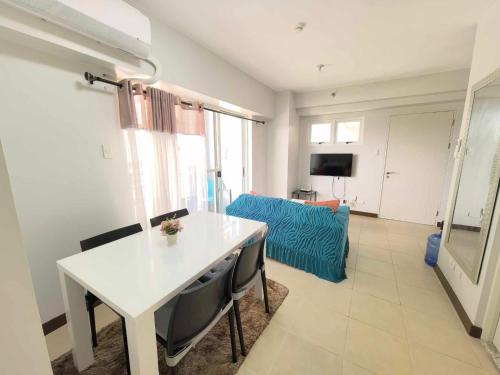 Eagle's Nest Suite with Netflix near Yellowfin Seafood Restaurant