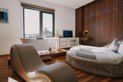 Ngan Pho Studio & Hotel - Tap to explore photos