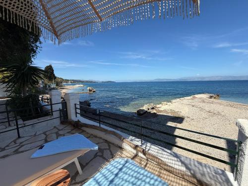 Fronte Mare Suite - Sea Front Luxury Suite With Private Beach Patio, Benitses