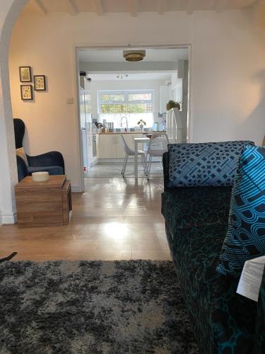 Facilities, Comfy and Connected Standish Home - Two Mins from M6 Jct-27 in Wigan