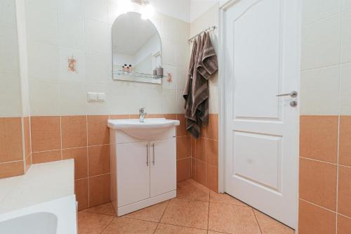 Modern Flat near City Center with Parking, Smart TV & Wi-Fi, Riga (photo 8)