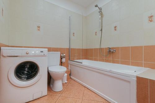 Modern Flat near City Center with Parking, Smart TV & Wi-Fi, Riga (photo 3)