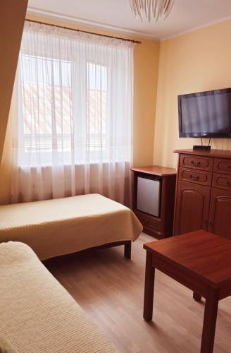 1 twin bed, 1 sofa bed