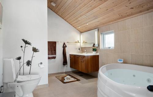 Bathroom, 3 Bedroom Stunning Home In Stege in Hovmarken