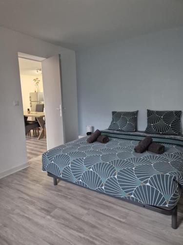 1 queen bed, 1 sofa bed